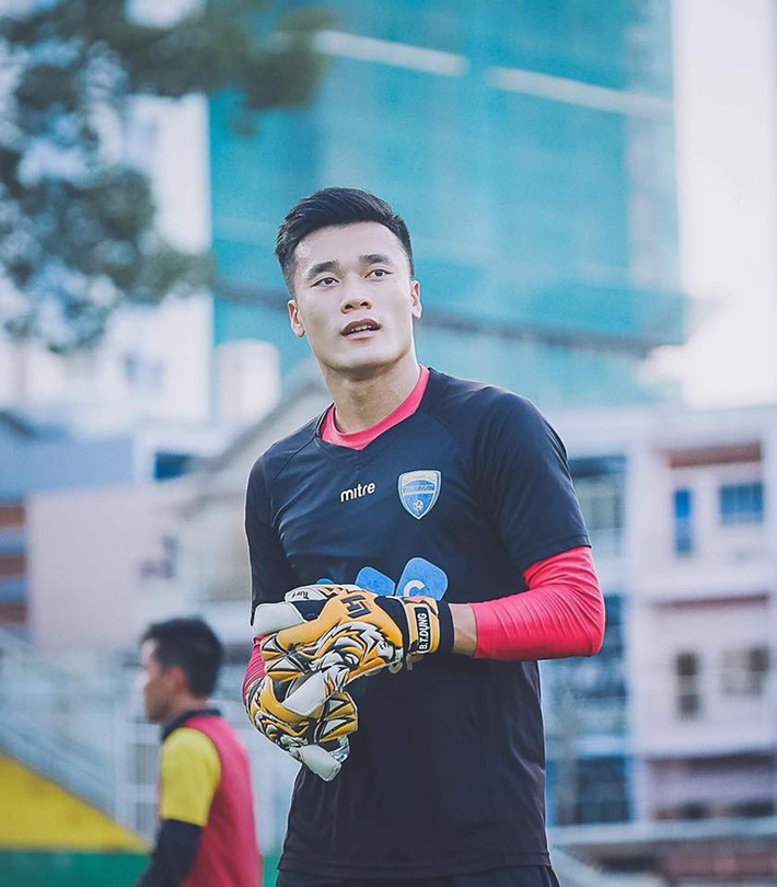 Sau thành công với U23 Việt Nam tại VCK U23 châu Á, thủ môn Bùi Tiến Dũng trở thành cái tên vô cùng hot trên MXH. Bên cạnh đó, dân mạng cũng bàn tán xôn xao màn trò chuyện thân mật của thủ môn Bùi Tiến Dũng với 2 mỹ nhân hàng đầu showbiz là HH Đỗ Mỹ Linh cùng diễn viên Angela Phương Trinh.