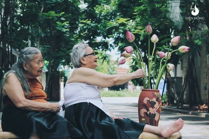Không chỉ gây ấn tượng bằng độ tuổi mà chính độ thân mật của hai cụ bà đã mang đến thành công cho bộ ảnh.