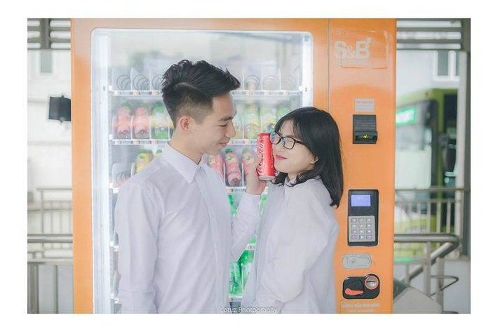 Huyền Trang cho biết thêm, bộ ảnh lần này chính là để kỉ niệm 1 năm bên nhau của hai bạn. Tuyến xe buýt nhanh BRT được lựa chọn để làm địa điểm thực hiện bởi tại đây mang đến không khí trẻ trung và năng động.