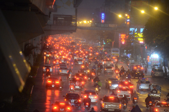 Những bức ảnh những con đường dài tắc nghẽn và mưa lớn được dân mạng chụp lại, đăng tải trên các fanpage trên MXH.