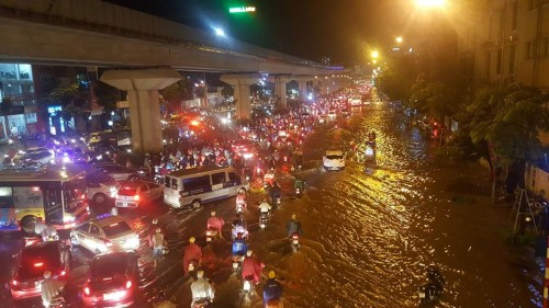 Giao thông Hà Nội hỗn loạn sau trận mưa lớn.