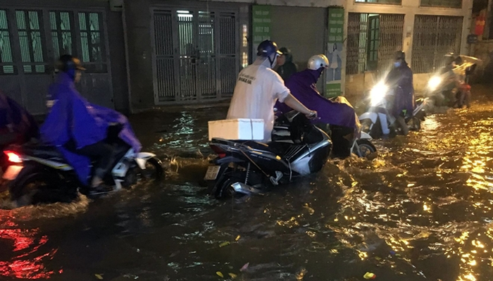 Không khó để bắt gặp hình ảnh rất nhiều xe bị chết máy do nước vào trong.