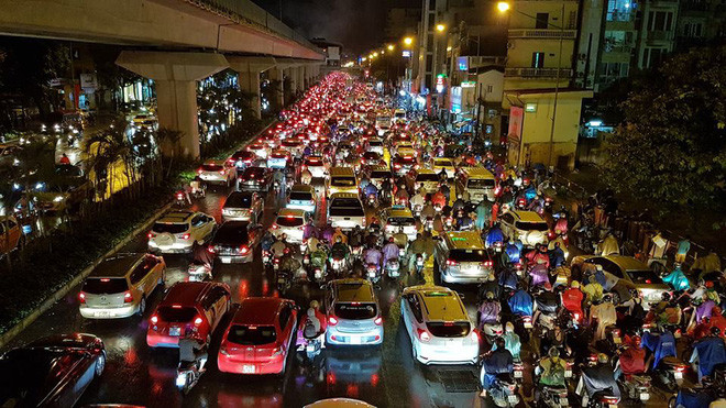 Chiều ngày 31/7, bầu trời Hà Nội bỗng đổ cơn mưa lớn khiến các con đường lớn như Lê Văn Lương, Nguyễn Trãi, Minh Khai, Nguyễn Huy Tưởng, Nguyễn Tuân, Phạm Ngọc Thạch... rơi vào tình trạng ngập lụt, tắc đường kéo dài.