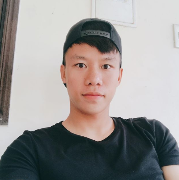 Dạo gần đây, bên cạnh đội hình cực phẩm U23 Việt Nam thì fan girl tiếp tục "chao đảo" trước những cầu thủ khác trong đó có Quế Ngọc Hải. Chàng trung vệ điển trai với nụ cười duyên khoe răng khểnh thường được fan ví là không phải nắng nhưng cũng chói chang.