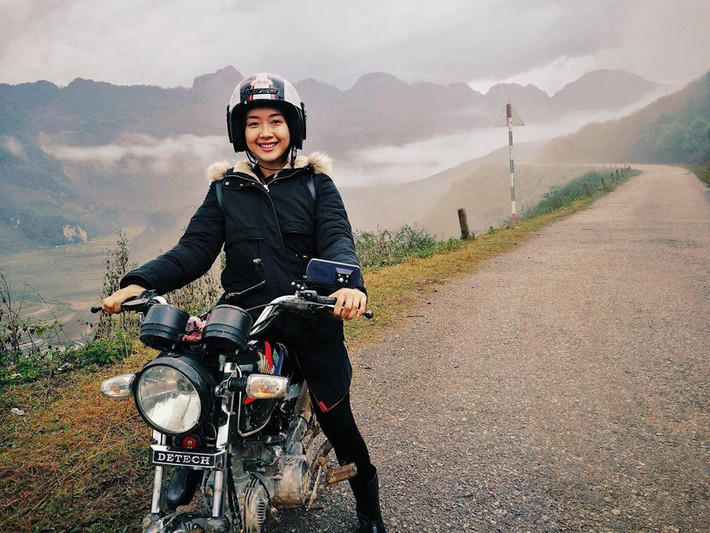 Những ngày qua, thước phim ghi cảnh nữ biker 9X xinh đẹp chạy môtô trên cung đường đèo, nấu ăn giữa khung cảnh đẹp hùng vĩ của vùng núi Tây Bắc thu hút sự chú ý của nhiều người.