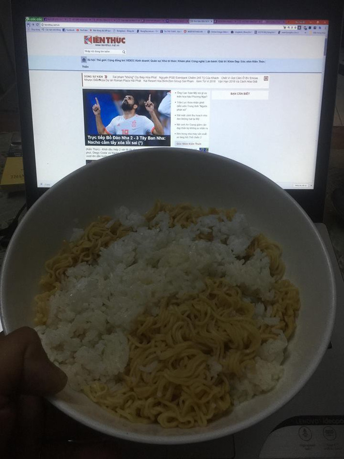 World Cup 2018 được tổ chức tại Nga và giờ thi đấu của những trận đấu được sắp xếp nhiều khung giờ khá thuận tiện cho NHM bóng đá ở Việt Nam theo dõi. Tuy nhiên, vẫn còn đó những trận cầu diễn ra vào những giờ nhạy cảm như 23h hay 1h sáng, để nạp năng lượng cho mình để có đủ sức sống cùng những ngày "ăn bóng đá, ngủ bóng đá" dân mạng đã chuẩn bị cho mình những thực phẩm thiết yếu.