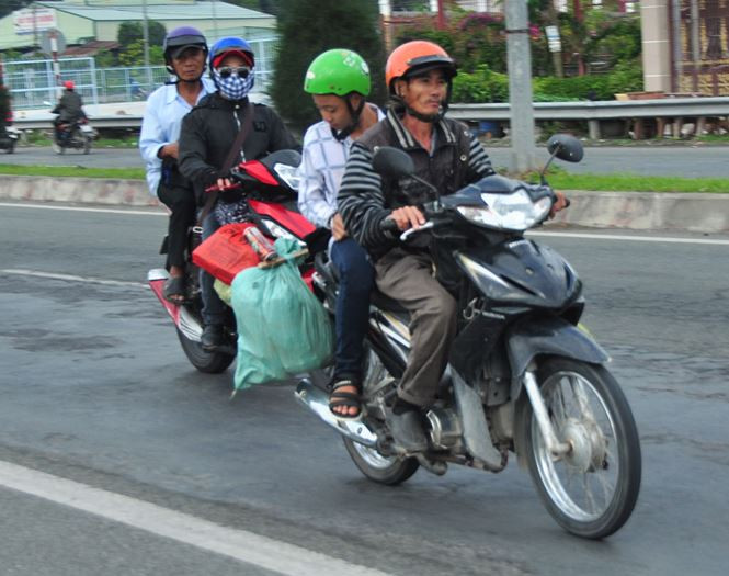 Từ thịt, rau, củ, quả, mẹ chuẩn bị cho không thiếu thứ gì được bố mẹ chuẩn bị cho con mang lên thành phố sau Tết.