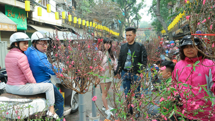 Còn với những người mua sắm, 29, 30 Tết với họ trở nên vô cùng gấp gáp với họ khi sắm sửa nốt cho mình những vật dụng cuối cùng để chuẩn bị đón mừng năm mới.