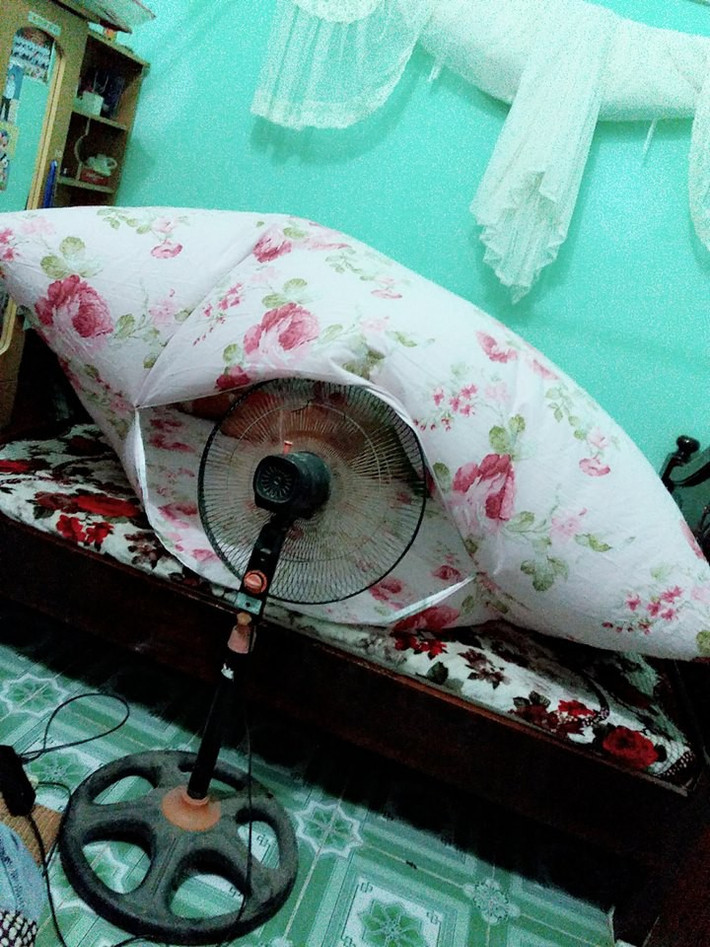 Còn khi phải lên giường đi ngủ các bạn có thể thốc quạt vào vỏ chăn để làm chiếc điều hòa tự chế.