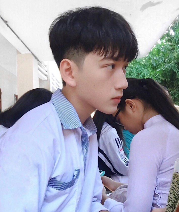 Tự nhận xét về mình, Tuấn Việt cho biết cậu thuộc tuýp con trai hiện đại nên không ngại trang điểm để có ngoại hình hoàn hảo hơn trong mắt mọi người.