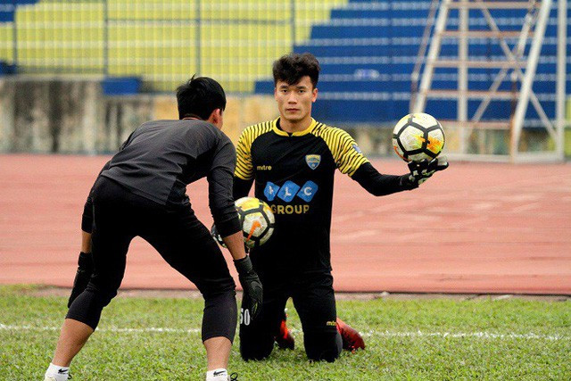 Cụ thể nickname Minh An viết: "Mình thấy có sự khập khiễng. Dù gì Tiến Dũng cũng chỉ nổi tiếng trong nước mà quá hơn là khu vực. Nên nhớ World Cup là thế giới những danh thủ như Maradona, Pele mới xứng đáng giữ trọng trách này và nó xứng tầm hơn. Ý mình không chê bai gì nhưng thực sự rất khó hiểu về quyết định này".
