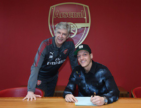 Tin chuyển nhượng bóng đá mới nhất từ Arsenal, Mesut Ozil vừa kí bản hợp đồng mới có thời hạn 3 năm rưỡi và mức lương 300.000 bảng/tuần. Ảnh: Mirror