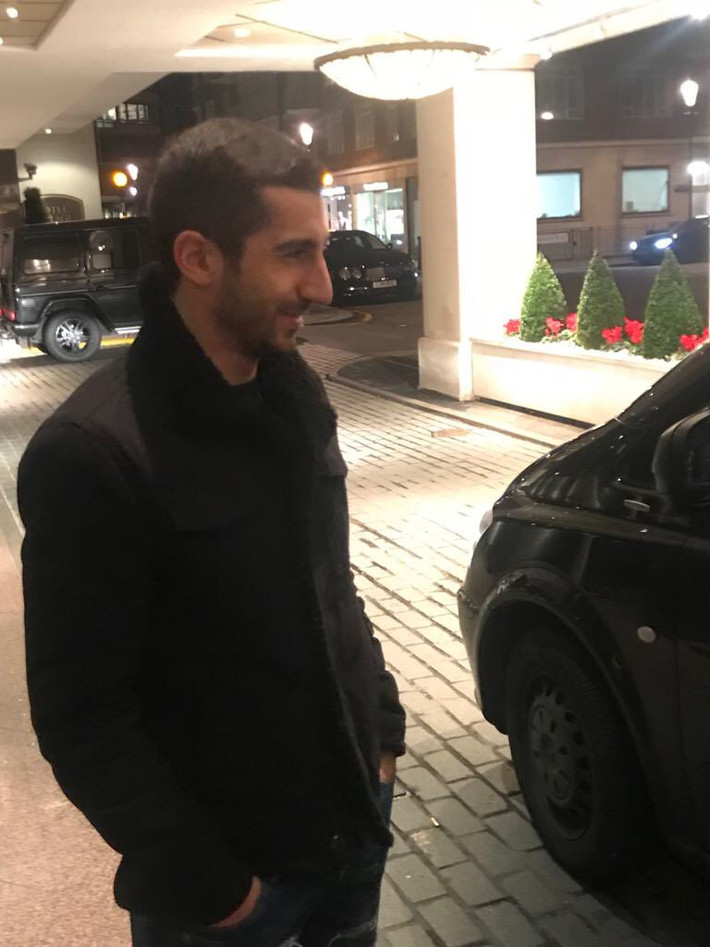 Rốt cuộc thì thương vụ trao đổi dai dẳng Alexis Sanchez và Henrikh Mkhitaryan sắp hoàn tất. Sau khi cầu thủ người Armenia nói lời chào các đồng đội, anh đã sang London.