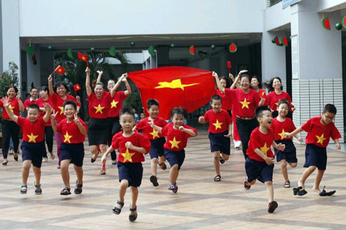 Tiếp đó, cả nghìn học sinh đã tham gia các hoạt động vẽ tranh cổ động, làm cờ, làm logo cờ đỏ sao vàng dán mặt, băng rôn. Trong trang phục áo thun cờ đỏ sao vàng, cô trò đã xếp hình trái tim, hô vang "Việt Nam vô địch" để gửi lời chúc đến đội tuyển U23 Việt Nam trong trận chung kết.