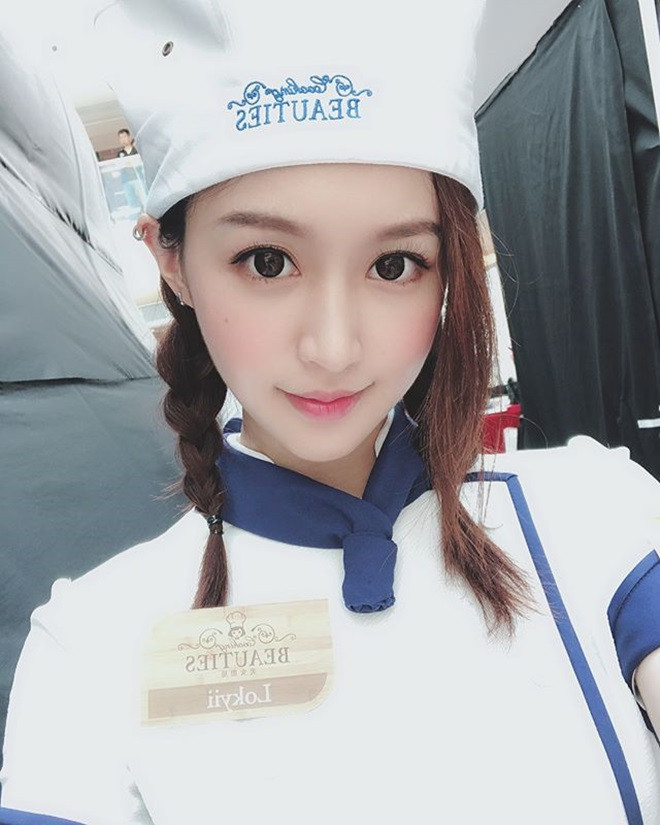 LokYii (SN 1992) hay được biết tới cái tên Lạc Nhi là một hotgirl, một game thủ ở HongKong. Không những thế, cô nàng này còn là một nữ DJ gợi cảm và tài năng.