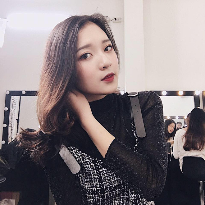 Cô bạn MC truyền hình được nhắc tới với chiều cao khiến mọi người bất ngờ đó là Vũ Phương Thảo (sinh năm 1997, sinh viên Học viện Báo chí và Tuyên truyền). Dù mới chỉ học năm thứ ba song cô bạn đã là MC của nhiều chương trình quen thuộc lên sóng VTV như "Khoảnh khắc yêu thương", "Chuyện đêm muộn", "Mỗi ngày một niềm vui", "Đẹp 24/7", "Sinh ra từ làng".