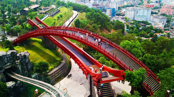 Cầu Vàng đã tạo nên cơn sốt thực sự trong giới trẻ Việt, thậm chí là các báo Quốc tế thời gian qua về kiến trúc đặc biệt của mình. Tuy nhiên, tạm quên đi cây cầu tại Đà Nẵng, cách Hà Nội 170 km cũng có chiếc cầu hết sức đặc biệt và được dự đoán là sắp tới sẽ nổi như cồn mang tên cầu Koi tại Quảng Ninh.