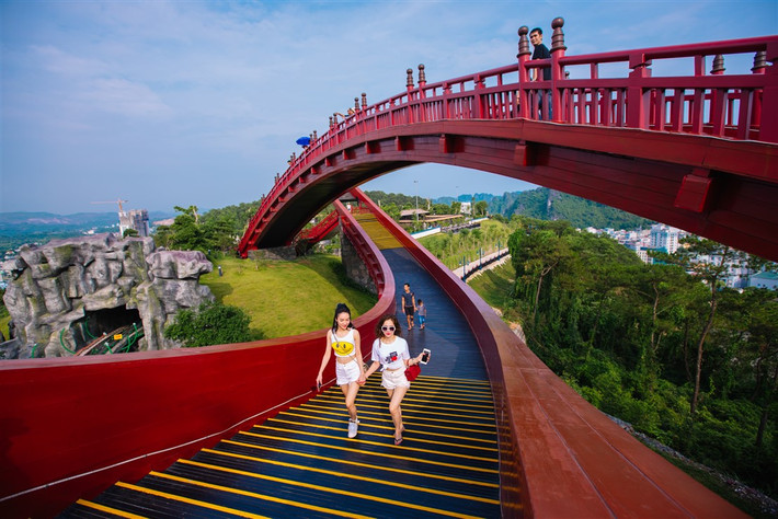 Cây cầu Koi nằm trong quần thể vườn Nhật trên đỉnh núi Ba Đèo tại Hạ Long - Quảng Ninh. Cây cầu thiết kế mô phỏng theo hình chú cá Koi nên được gọi là cầu Koi.