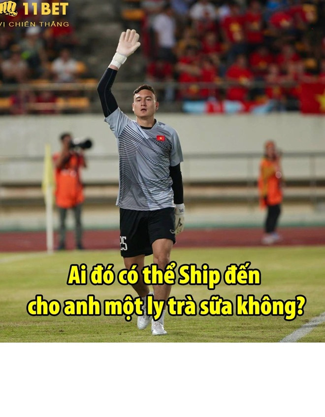 Rảnh quá Văn Lâm còn hỏi có ai ship cốc trà sữa đến cho anh để ngồi uống.