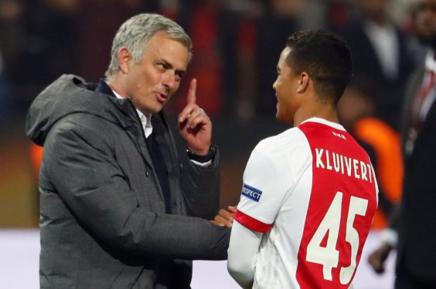 Theo Daily Mirror, M.U đang lên kế hoạch dùng Daley Blind để thuyết phục Ajax nhả cho sao trẻ Justin Kluivert. Ảnh: Daily Mirror