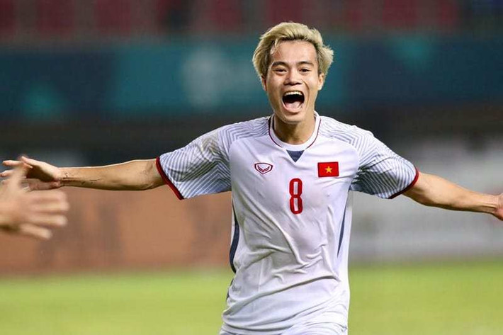 Sau khi Olympic Việt Nam giành vé vào bán kết khi "kết liễu" Syria với tỷ số vừa đủ là 1-0, Văn Toàn chính là cái tên được nhắc nhiều nhất. Anh chàng này là người ghi bàn thắng duy nhất và mọi chi tiết của cầu thủ này được khai thác triệt để, đặc biệt là mái tóc sáng màu mới mẻ của mình.