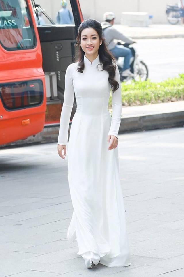 Cũng từ những tấm ảnh các này, một cuộc tranh cãi giữa cộng đồng mạng nổ ra, họ bình phẩm và đưa ra nhận xét xem mỹ nhân Việt Nam nào xinh nhất trong áo dài trắng nữ sinh.