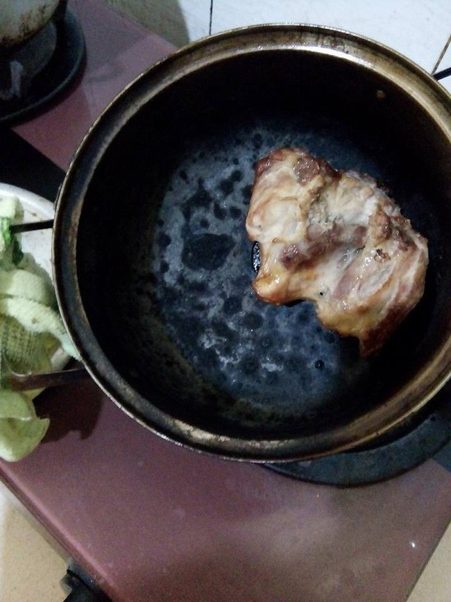 "Ôi mình làm cháy suốt. Mình nấu nồi nước sôi bếp ga mà để từ đêm tới sáng, may không cháy nhà. Mới hôm qua đi siêu thị mua đồ, thanh toán tiền xong hết đi ra cổng gọi xe. Ngồi ghế đợi xe đến để bịch đồ ở đấy rồi đi về nhà tay không." Nickname Thùy Linh cho biết.