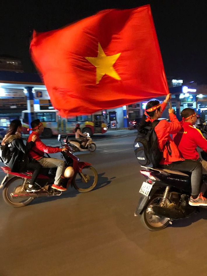 Những CĐV "đầu trần" xuống phố ăn mừng chiến thắng kì tích của U23 Việt Nam tại VCK U23 châu Á tình cờ được những người đi đường ghi lại và đăng tải trên các fanpage trên MXH.