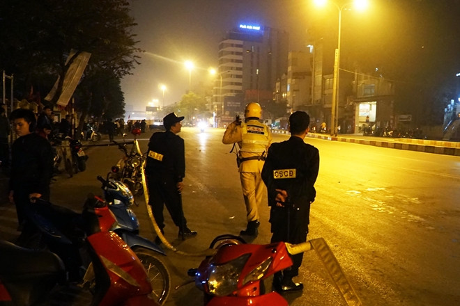 Cụ thể, trên MXH nickname Hoàng Thông chia sẻ: "Nhà mình ở khu vực Hàng Điếu mà cứ 1h - 2h sáng khi đang lim dim ngủ thì lại có tiếng động cơ phá vỡ mọi thứ. Không chỉ 1 mà là hàng đoàn xe thi nhau chạy, nẹt bô, bấm còi inh ỏi cả phố".