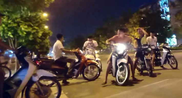 Thời gian gần đây, màn đêm tĩnh mịch của Hà Nội bị phá vỡ bởi những trận "bão đêm" của các dân tổ. Họ là những người trẻ chỉ khoảng đôi mươi nhưng lại muốn đánh đổi mạng sống của mình với thú vui tốc độ đầy nguy hiểm.