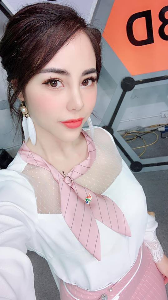 Dù đã trải qua một lần sinh nở nhưng nữ MC 8X này vẫn giữ được vóc dáng nóng bỏng, quyến rũ, thu hút.