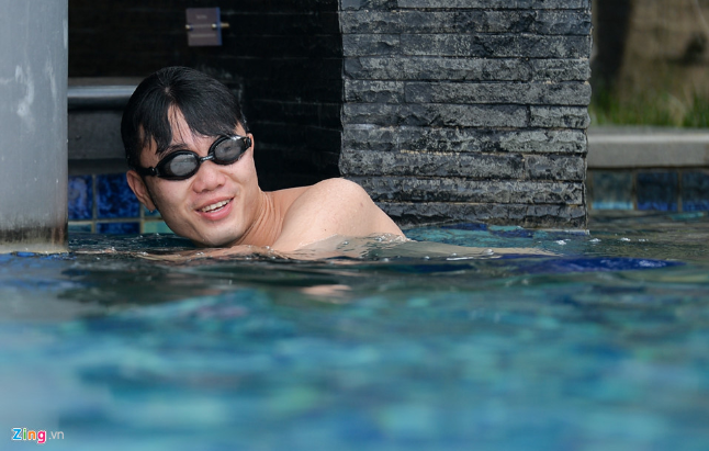 Xuân Trường tuy xuống bể nhưng không bơi. Anh cúi người mãi phía gần bờ. Khi đồng đội hỏi, tiền vệ của HAGL trả lời đang thử mò xem có ốc hay không. Ảnh: Zing