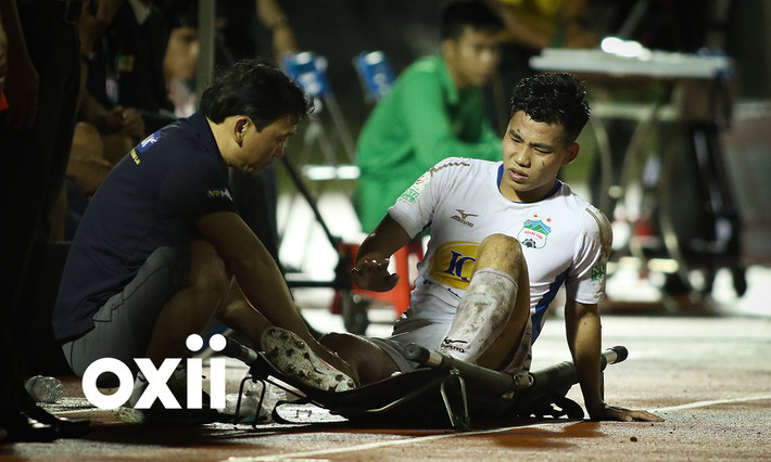 Vũ Văn Thanh là cầu thủ quan trọng trong đội hình của ĐTQG Việt Nam trong thời gian vừa qua. Nhiều người kì vọng rằng, AFF Cup 2018 năm nay, cầu thủ của HAGL cùng các đồng đội sẽ làm nên kì tích. Tuy nhiên, dường như ngôi sao người Hải Dương này không thể thực hiện điều đó khi dính chấn thương khá nặng.