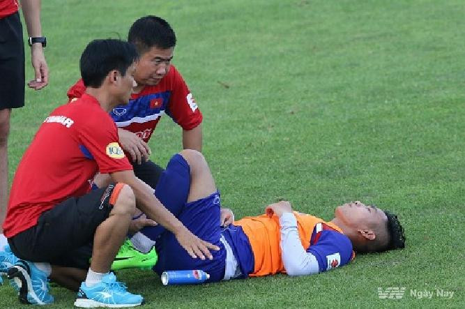 Văn Thanh dính chấn thương trong trận đấu giữa HAGL và TP.HCM ở vòng 22 V.League. Khi đó, các bác sĩ xác định anh bị tổn thương phần mềm và gân cơ gối phải, giãn dây chằng chéo trước và dự đoán hậu vệ này sẽ trở lại sau khoảng 2-3 tuần.