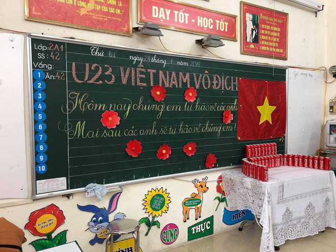 Nói về những bức ảnh trên, bà Nguyễn Thị Vân Anh, hiệu trưởng trường TH Đinh Tiên Hoàng chia sẻ rằng ý tưởng cổ vũ đội tuyển U23 Việt Nam lần này xuất phát từ chính các giáo viên chủ nhiệm và được đông đảo phụ huynh học sinh hưởng ứng.