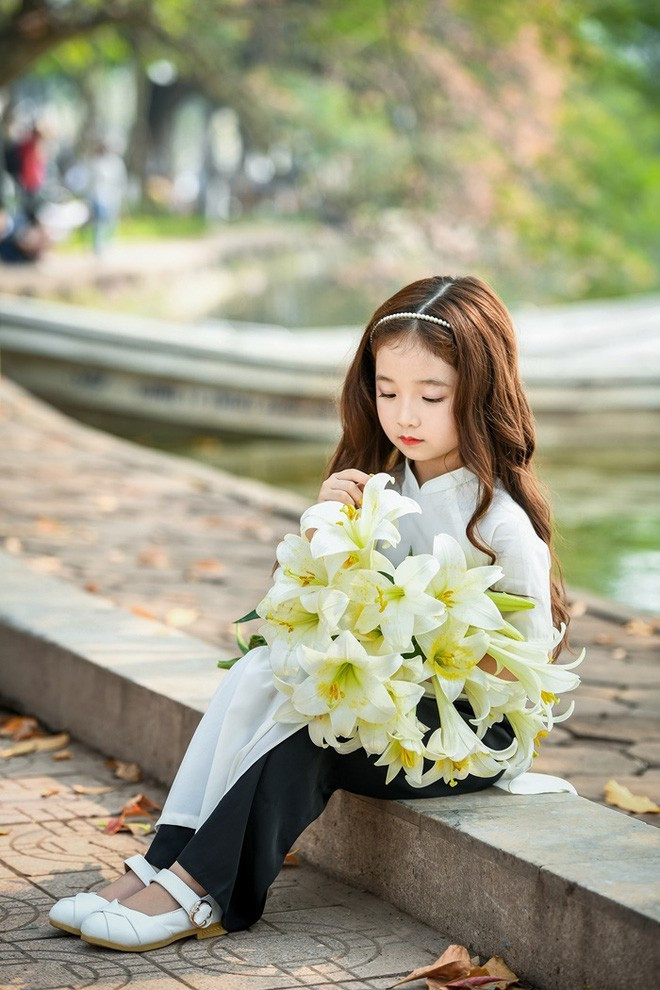 Đó cũng là lý do mà bé Hà Vy, 6 tuổi đã được mẹ sắm sửa để chụp một bộ ảnh rất ngọt ngào cùng hoa loa kèn và bất ngờ được dân mạng đón nhận nhiệt tình.