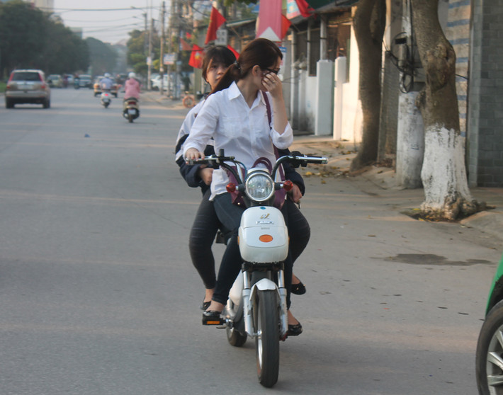 Chiếc mũ bảo hiểm dù có xấu xí nhưng là vật dụng để giúp tính mạng người tham gia giao thông không gặp nguy hiểm nhưng vì thời trang mà nhiều bạn học sinh đã bỏ quên nó ở 1 góc nhà và hiên ngang "đầu trần" lao xe ra đường.