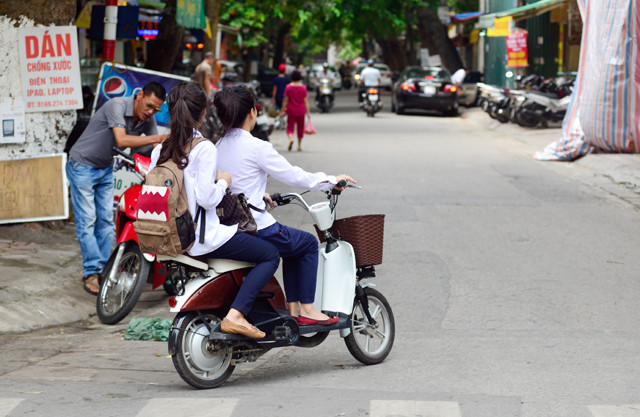 Nickname Hoàng Nghĩa (27 tuổi, Hà Nội) chia sẻ: "Mình là nạn nhân của các em học sinh đây. Chiều giờ tan tầm đang di chuyển trên phố Hàng Bông. Chẳng hiểu từ đâu ra 1 chiếc xe máy điện do 2 em nữ sinh điều khiển. Từ sau phi lên sau đó tạt đầu xe máy mình. Mình theo phản xạ bóp phanh và ngã. Còn 2 em ý thì cứ thản nhiên như chưa có chuyện gì xảy ra".