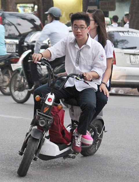 Không chỉ "hiên ngang" không đội mũ bảo hiểm khi điều khiển xe máy điện, các bạn sinh học còn túm năm, tụm ba, dàn hàng ngang trên các con phố, khiến việc di chuyển của những người xung quanh rất khó khăn.