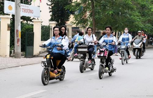 Vào những giờ tan trường như 12h trưa hay 5h chiều, việc bắt gặp những cô cậu học trò vô tư không đội mũ bảo hiểm trên các tuyến phố tại Hà Nội là vô cùng dễ.