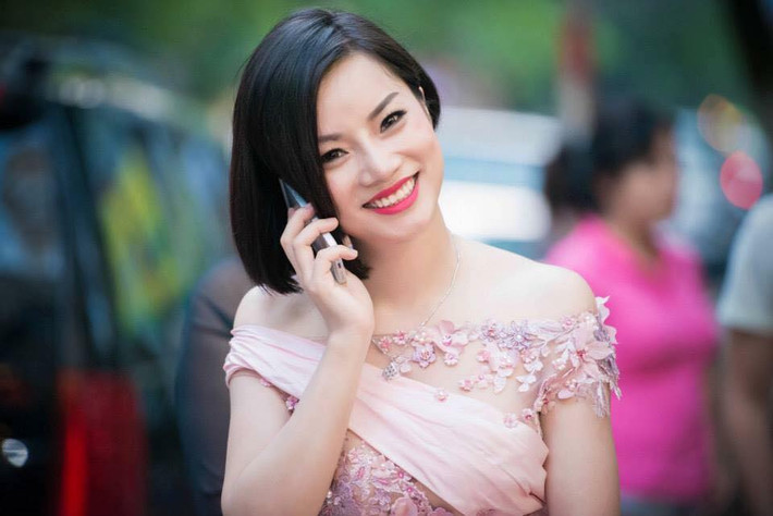 Cụ thể, NTK người Việt này chia sẻ rằng: "Khi gặp thái tử mình cũng không biết anh ấy là thái tử của Malaysia, chỉ biết rằng mình rất quý mến người đàn ông này. Mãi sau một thời gian dài mình biết về anh ấy là gia đình hoàng gia thì mình lại là người chủ động động "buông"".