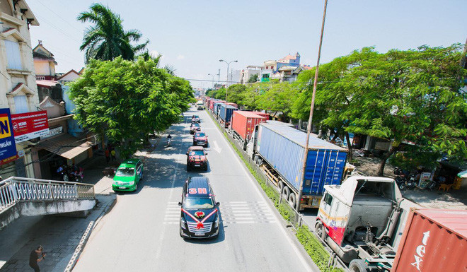 Gia đình nhà gái cũng vô cùng ngạc nhiên khi thấy đoàn đón dâu bằng siêu xe hoành tráng