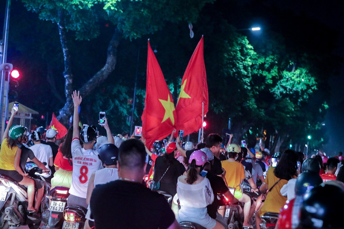 Sau khi tiếng còi kết thúc trận đấu tại vòng 16 Asiad 2018 với phần thắng nghiêng về phía Olympic Việt Nam, hàng triệu người hâm mộ khắp cả nước đã ra đường để ăn mừng. Đặc biệt hơn, đây là lần đầu tiên bóng đá Việt Nam lọt vào được vòng tứ kết một kì Asiad nên càng khiến người hâm mộ thêm vui sướng.