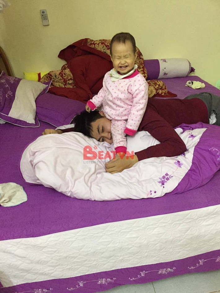 "Nhong nhong ba làm con ngựa, để cho con cưỡi trên lưng" với ông bố này chấp nhận làm ngựa để lấy được nụ cười của cô con gái diệu đáng yêu.