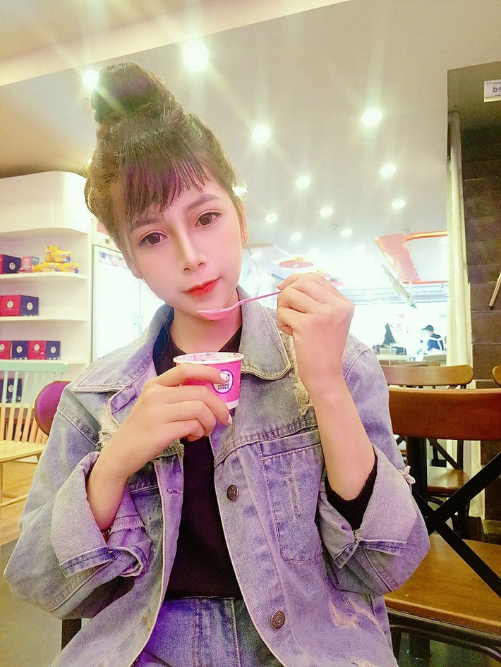 Gu thời trang của Tú Nhi cũng là chìa khóa giúp cô nàng 9X Sài thành trở nên nổi bật giữa đám đông. Dễ dàng nhận ra phong cách thời trang của Tú Nhi khá đa dạng và hầu như cô đều "làm mới" bản thân bằng nhiều style khác nhau: bánh bèo, năng động, gợi cảm…
