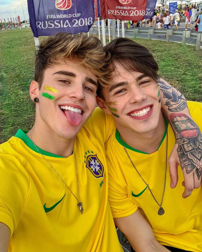 Sau khi bức ảnh check-in của chàng trai đẹp mặc áo đấu ĐT Brazil tại World Cup được đăng tải trên mạng xã hội, hàng loạt những yêu cầu "đòi" có trang cá nhân của anh chàng này được dân mạng đưa ra và họ đổ đi trăm ngả để có những thông tin đầu tiên.