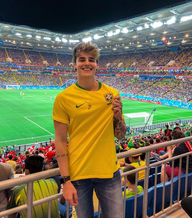 Những ngày qua, World Cup 2018 là chủ đề nóng ở khắp mọi nơi. Ngoài những vấn đề chuyên môn, nhiều người còn nhắc đến những "trai-xinh-gái-đẹp" xuất hiện ở ngày hội bóng đá lớn nhất hành tinh. Sau những CĐV xinh đẹp nước chủ nhà thì tới trai đẹp fan Brazil đã lọt vào tầm ngắm của dân mạng bằng những bức ảnh check-in trên khán đài.