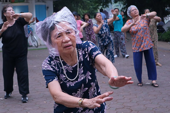 Bất kể thời tiết, các cụ rất chăm chỉ luyện tập để giữ gìn sức khỏe của mình.