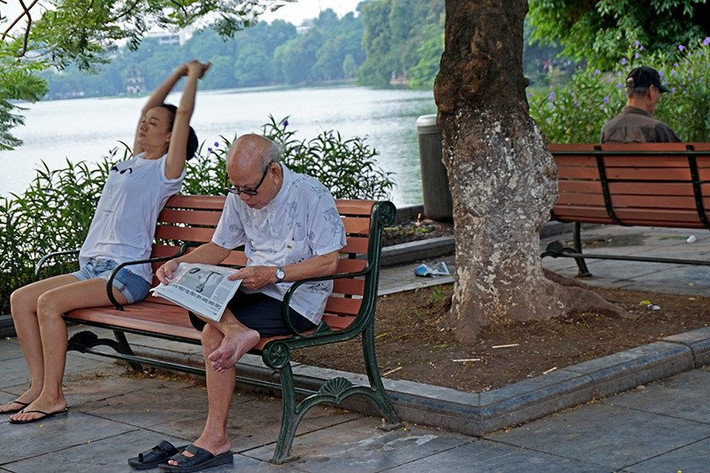 Sau bài tập, nhiều người dân cũng bắt đầu ngày mới với những tin tức trên tờ báo in dù không còn nóng hổi như những trang báo mạng cập nhật tin tức từng giờ, từng phút.