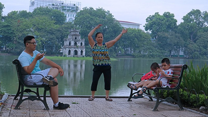 Không ồn ào, náo nhiệt đến ngột ngạt như thường thấy, phố Hà Nội mỗi buổi sớm mai từ cảnh vật đến con người đều bình lặng, thư thái đến lạ và cũng chính thời điểm này, rất nhiều hoạt động của người dân đã diễn ra khiến chúng ta nếu không dậy sớm thì cũng không thể chứng kiến được.